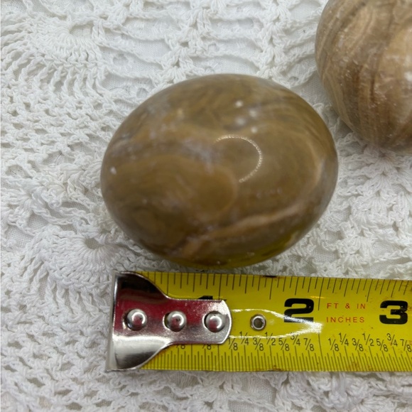 2 polished aragonite eggs - Picture 7 of 10